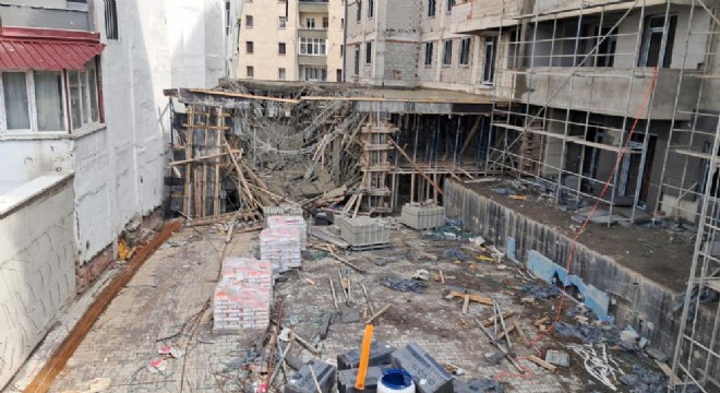 Muratpaşa'da inşaat iskelesi çöktü: 2 yaralı