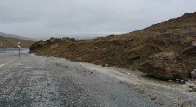 Muş - Erzurum karayolunda heyelan