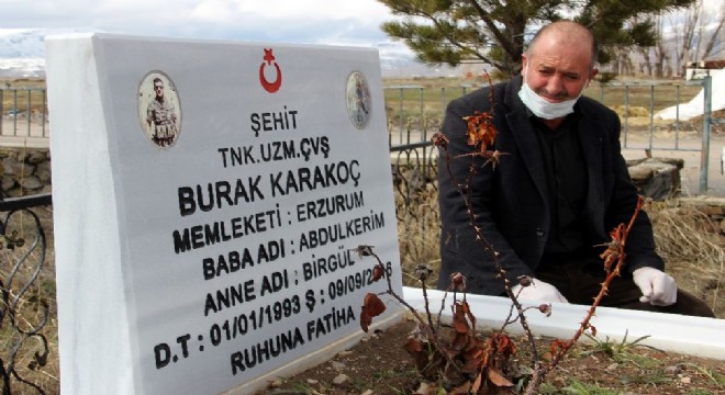 Oğlunun kabri başında sabahlıyor