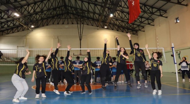 Okullar voleybolda yarıştı