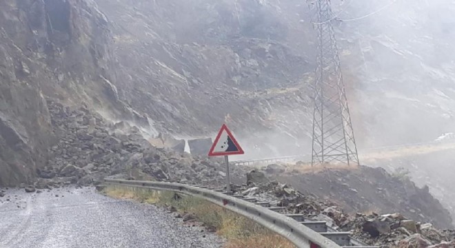 Oltu - Artvin yolu heyelan sonucu kapandı