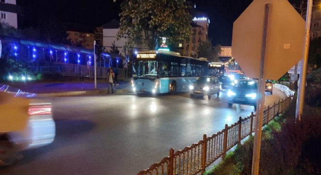 Otobüsten inen öğrenciye motosiklet çarptı