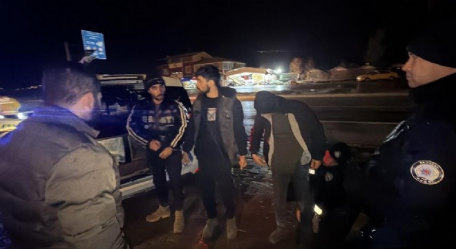 Otomobil içinde 3 kaçak göçmen yakalandı