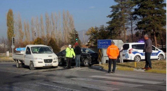 Otomobille kamyonet çarpıştı: 5 yaralı