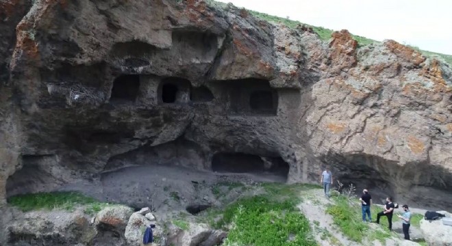 Pasinler’deki kaya mezarlıklarının sırrı çözülüyor