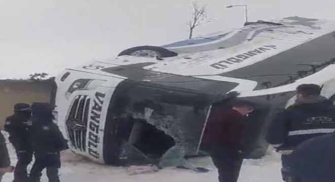 Patnos yolunda otobüs devrildi: 16 yaralı