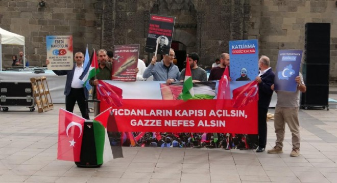 Sağlık çalışanları Gazze için yürüdü