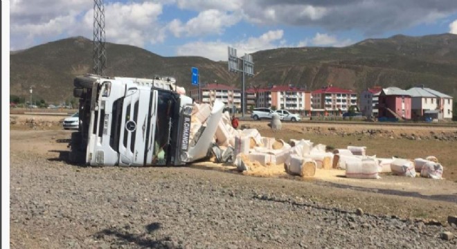 Saman yüklü tır devrildi: 2 yaralı