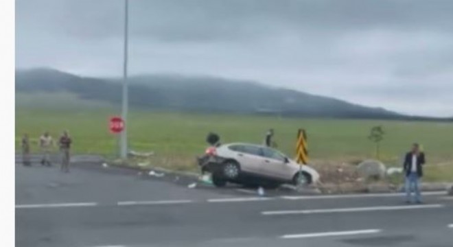 Sarıkamış yolunda trafik kazası: 3 yaralı