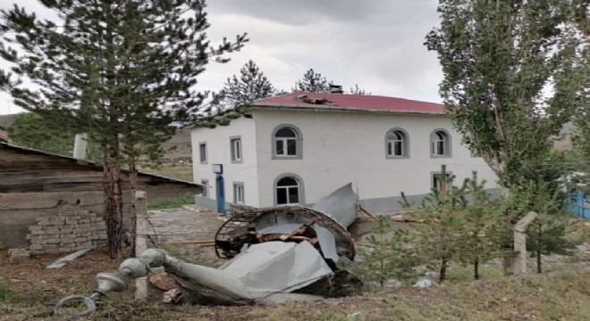 Şiddetli fırtına minareyi yıktı