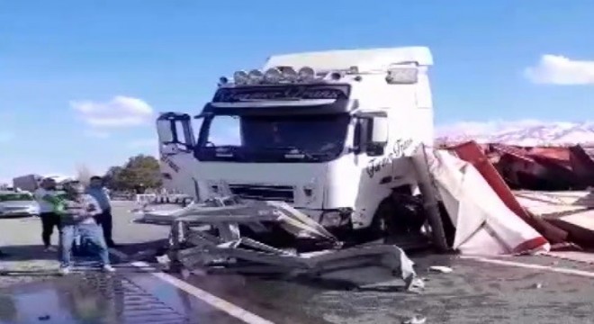 TIR devrildi, yol uzun süre ulaşıma kapandı