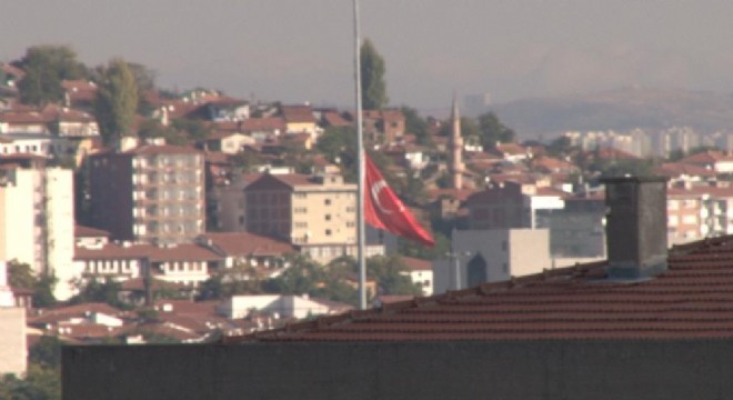 Tüm yurtta bayraklar yarıya indi