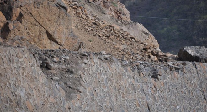 Tunceli yolunda heyelan tehlikesi