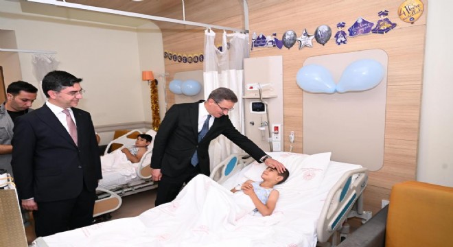 Vali Baruş çocukları sevindirdi