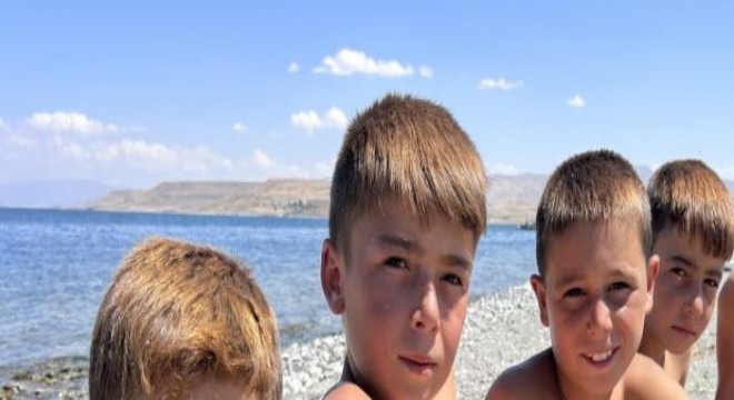 Van Gölü'nde yaz klasiği: Çocukların saçları sarardı