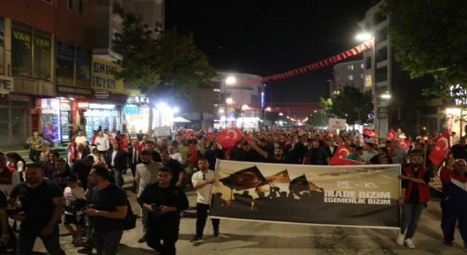 Vanlılar Demokrasi nöbetine koştu