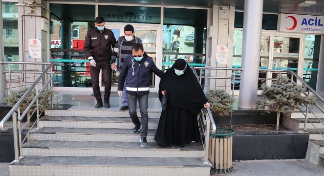 Yaşlı hastalar polis tarafından hastaneye götürülüyor