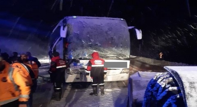 Yolcu otobüsü kar küreme aracıyla çarpıştı:1 ölü