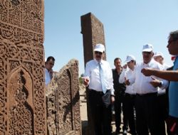 ‘Ahlat, büyük bir hazine’