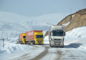 Ilgar dağında TIR lar yolu kapattı