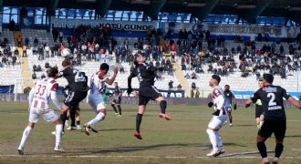 8 maçın 3’ünü Erzurum 3’ünü Bandırma kazandı