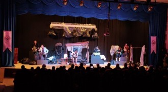 Aşkale'de tiyatro keyfi: 'Mavi Kolye' sahnelendi