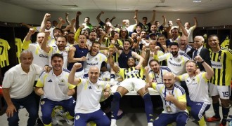 Aziz Yıldırım, FB'li futbolcuları tebrik etti