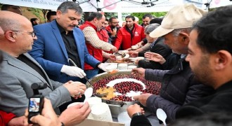 Çiftçi aşure bereketini paylaştı