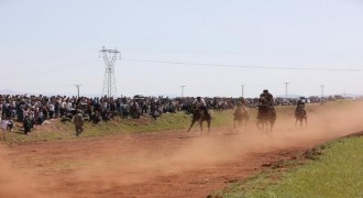 Hınıslılar 3. Geleneksel At Yarışı Festivalinde buluştu