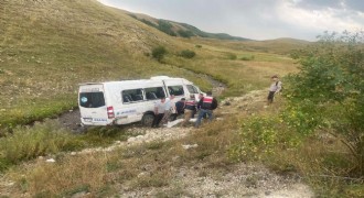 İspir'de yolcu minibüsü şarampole devrildi: 3 yaralı