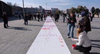 Kavukçu'dan el izleriyle 'Şiddete Hayır' çağrısı