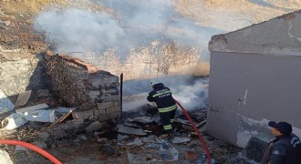 Kurtuluş'ta kömürlük yangını