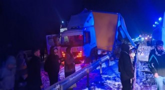 Otobüs kamyona çarpı: 9 yaralı