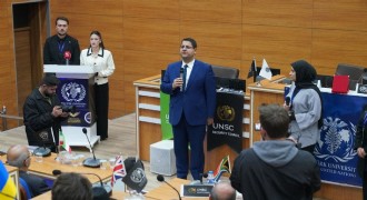 Özdemir Üniversitelilere seslendi