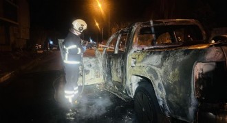 Seyir halindeki kamyonet küle döndü