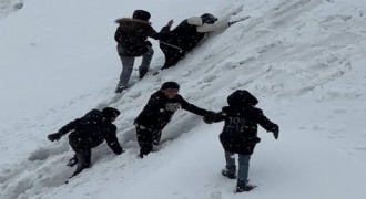 Tepsiler kızak oldu