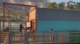 Tortum Gölü üzerindeki yüzen ev ilgi odağı oldu