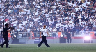 Trossard, 20 bin taraftarın önünde imzayı attı