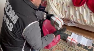 Yatağın altından poşet poşet para çıktı