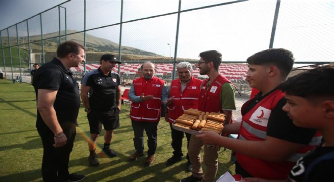 Türk Kızılay'dan Palandöken'de kamp yapan takımlara jest